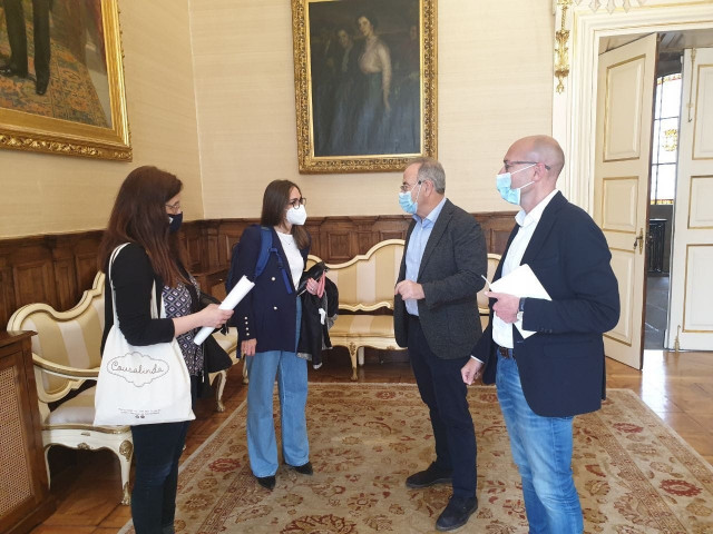 El alcalde de Santiago, Xosé Sánchez Bugallo y el concejal de Movilidad y Seguridad Ciudadana, Gonzalo Muíños, reunidos con representantes de la Plataforma de afectados por la reducción de servicios de media distancia de Renfe en Galicia.