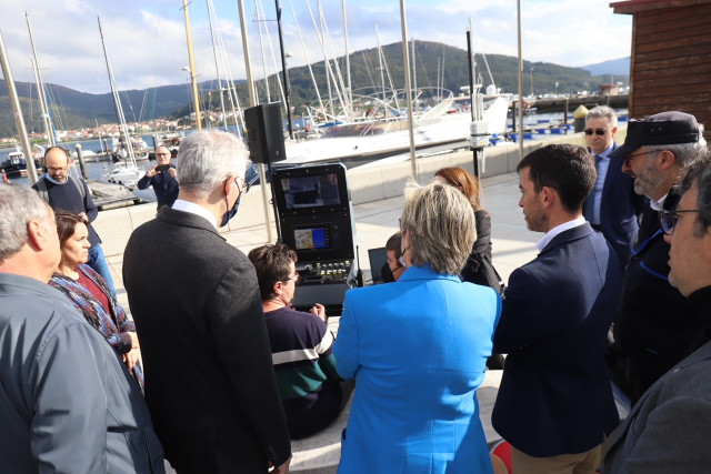 El vicepresidente segundo de la Xunta en funciones, Francisco Conde, y la conselleira do Mar en funciones, Rosa Quintana, visita el funcionamiento del sistema automatizado 'Mar-2', en el Puerto de Muros (A Coruña).