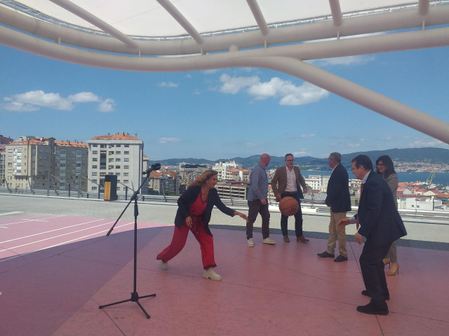 La presidenta de la Diputación de Pontevedra, Carmela Silva, y el alcalde de Vigo, Abel Caballero, en la presentación de la prueba de basket 3X3 de O Marisquiño 2022.