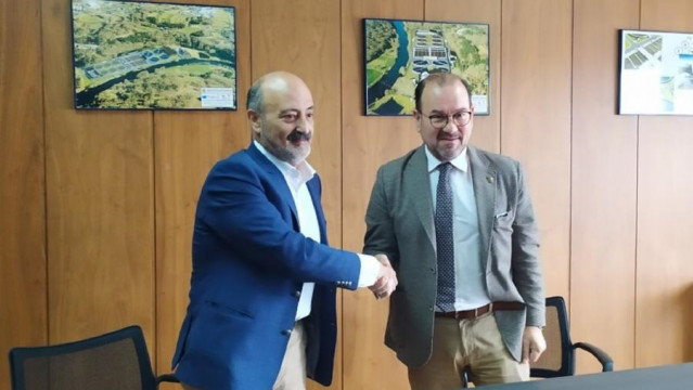 El rector de la Universidade de Santiago de Compostela (USC), Antonio López, y el presidente de la Conferencia Hidrográfica Miño-Sil (CHMS), José Antonio Quiroga, firman un convenio.