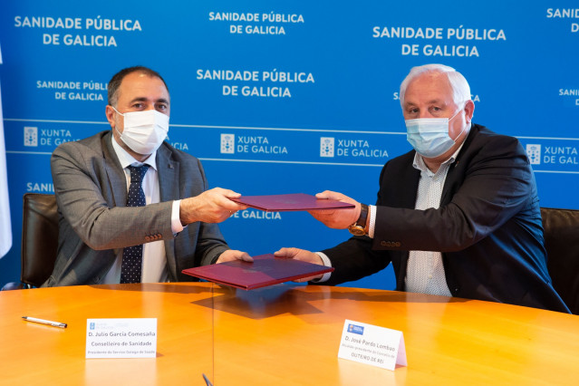 El conselleiro de Sanidade, Julio García Comesaña, y el alcalde del Ayuntamiento de Outeiro de Rei, José Pardo Lombao, firman un protocolo de colaboración.