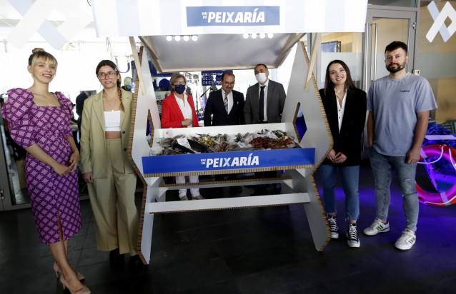 Relanzamiento de la campaña 'Vai de peixe'. Asisten María Mera, Patricia García, Fanny Pena, Xurxo Carreño, el rector de la USC, Antonio López, y los conselleiros de Mar y Sanidade en funciones, Rosa Quintana y Julio García Comesaña.