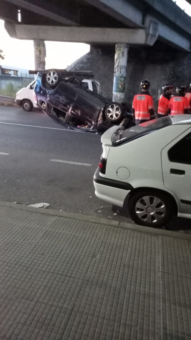 Aparatoso accidente entre Vigo y Redondela con tres heridos tras un choque que terminó volcando el coche​