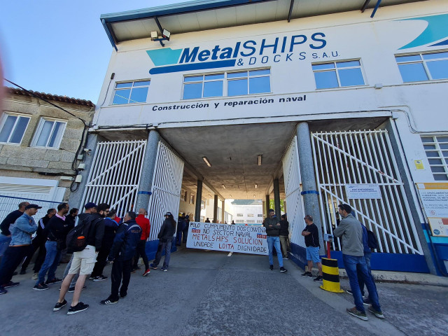 Concentración de trabajadores a las puertas del astillero Metalships en Vigo.