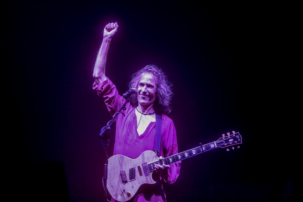 Archivo - El cantante Robe Iniesta, durante un concierto en el Wizink Center, a 20 de noviembre de 2021, en Madrid (España). Este concierto del exvocalista de Extremoduro se enmarca en su gira ‘May