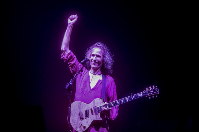 Archivo - El cantante Robe Iniesta, durante un concierto en el Wizink Center, a 20 de noviembre de 2021, en Madrid (España). Este concierto del exvocalista de Extremoduro se enmarca en su gira ‘Mayéutica’. Con este nuevo tour, el músico compina temas de s