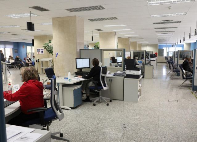 Varios empleados trabajan en una oficina de la Agencia Tributaria un día antes de que dé comienzo el inicio por internet de la Campaña de la Renta 2021, en una oficina de la Agencia Tributaria, a 5 de abril de 2022, en Madrid (España). La Campaña de la Re