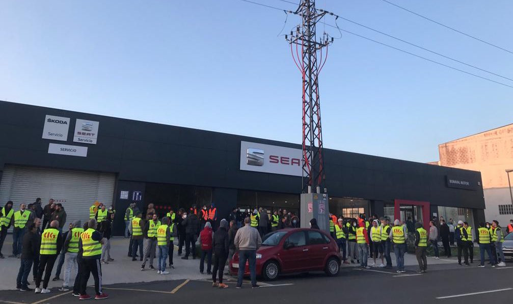 Piqueta de la huelga del metal frente a un concesionarioi en una foto de la CIG