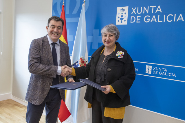 El conselleiro de Cultura, Educación e Universidade, Román Rodríguez, y la presidenta de la Asociación Galega de Videoxogos e Contidos Interactivos Videoxogo.Gal, Luz Castro, firman un convenio de colaboración