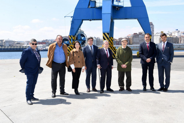 Archivo - Pérez Torres dona una grúa al puerto