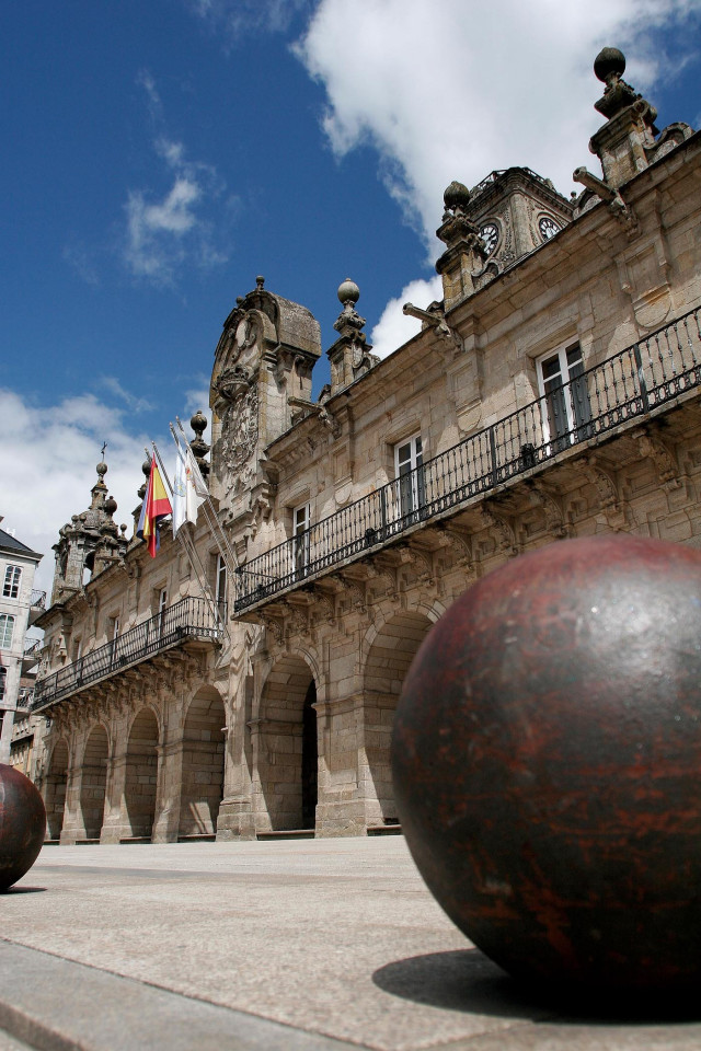 Archivo - Exterior del edificio del Ayuntamiento de Lugo