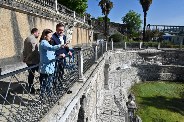 El presidente de la Diputación de A Coruña, Valentín González Formoso, y la alcaldesa de Betanzos, María Barral, visitan las obras de rehabilitación del Parque del Pasatiempo.