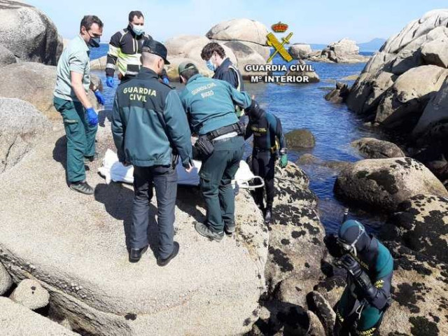 Buzos de la Guardia Civil rescatan el cuerpo de un buzo desaparecido en O Grove (Pontevedra).