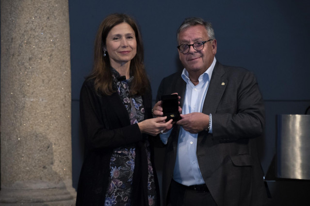 La directora de la AEMPS, Mª Jesús Lamas, recibe la Insignia de Oro en el Encontro Mundial de Médicos Galegos organizado por Asomega