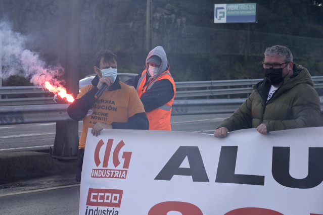 Archivo - Protesta de trabajadores de Alu Ibérica