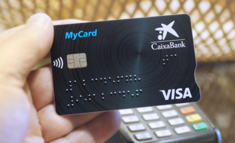 Una Visa sin números tradicionales gracias a la tarjeta braile de Caixabank en colaboración con la ONCE