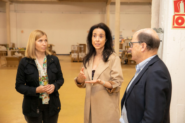 La concejala de Igualdad de A Coruña, Yoya Neira; la presidenta de la asociación AGA-Ucrania, Natalia Afonina; y el director Gerente del patronato de la Fundación Emalcsa, Manuel Aguilar, en la firma de un convenio