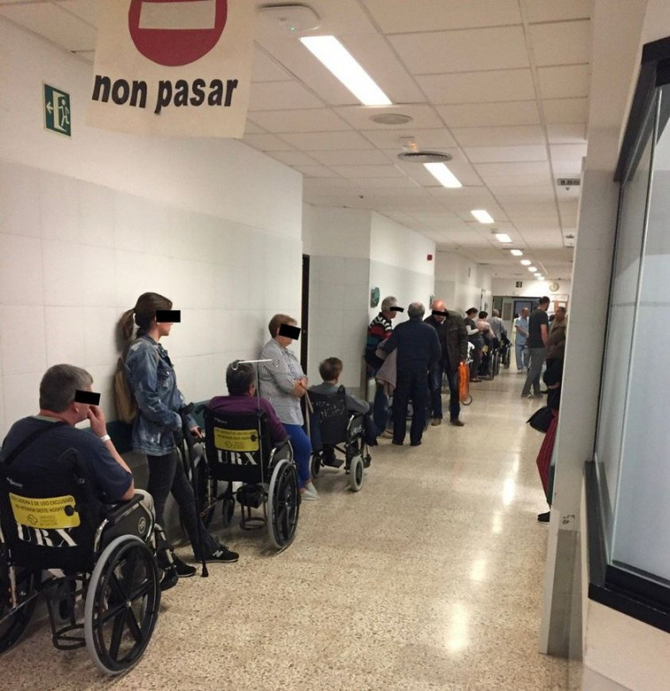​Una veintena de pacientes en los corredores de las Urgencias del CHUS, que registra un nuevo colapso