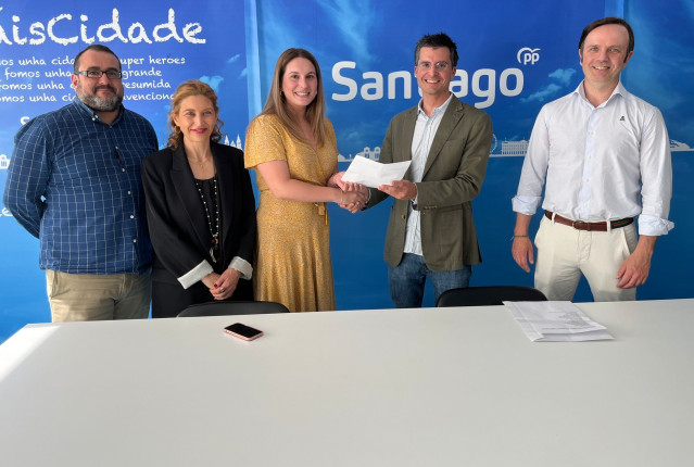 Borja Verea junto a miembros de su candidatura a la Presidencia del PP de Santiago