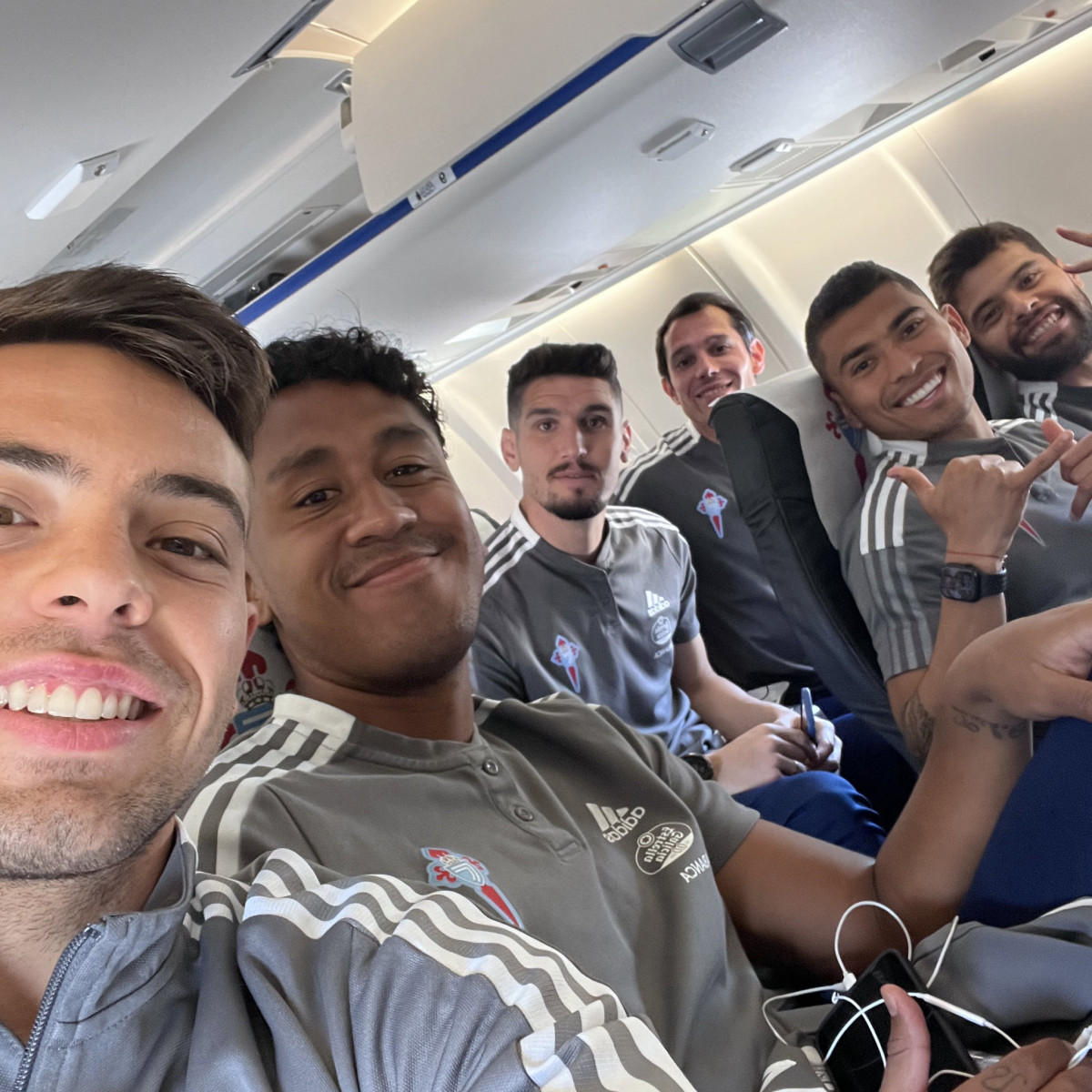 Plantilla del Celta en camino a Barcelona en una imagen publicada por el club en Twitter