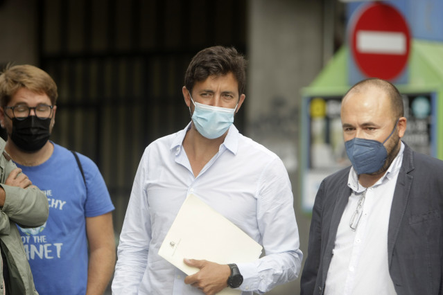 Archivo - El secretario xeral de Podemos Galicia, Antón Gómez-Reino (c), a su llegada a los Juzgados de A Coruña para acudir a una conciliación por la demanda interpuesta por el dirigente de la Federación Galega de Fútbol y expresidente de la Diputación d