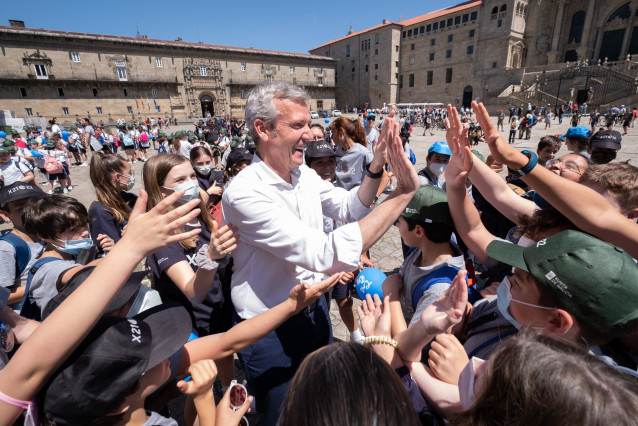 El vicepresidente primero y conselleiro de Presidencia, Xustiza e Turismo en funciones, Alfonso Rueda, recibe a alumnos y docentes del Colegio Cristo Rey (Ferrol) que realizaron el Camino de Santiago con motivo del Xacobeo.