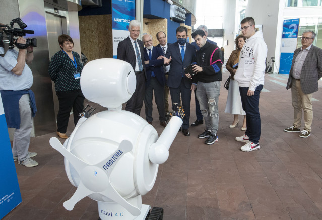 El conselleiro de Cultura, Educación e Universidade en funciones, Román Rodríguez, y el director de Educación de la OCDE y máximo responsable del informe PISA, Andreas Schleicher, en el I Congreso de Innovación Educativa y Digital.
