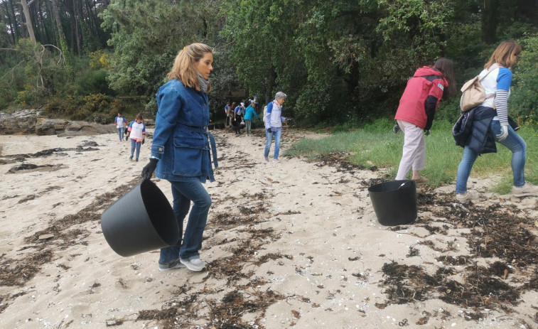 La medallista olímpica Ona Carbonell ayuda en la campaña de recogida de residuos de la Illa de Cortegada​