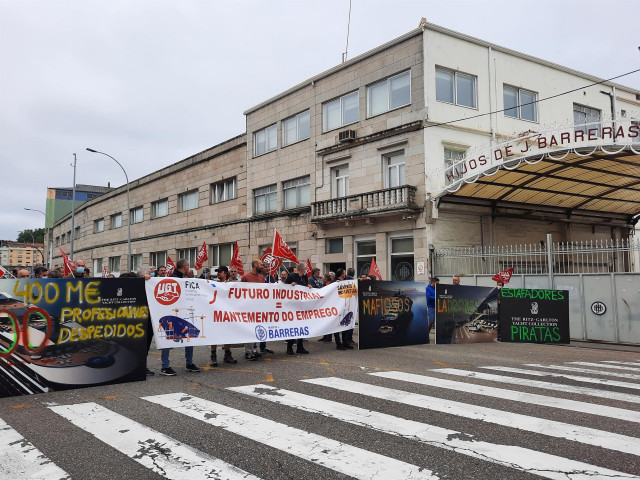 Trabajadores de Barreras protestando delante de las instalaciones del astillero.