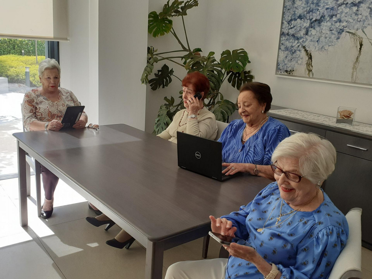 ANCIANAS EN CLASE  Mu00d3VIL Y TABLET