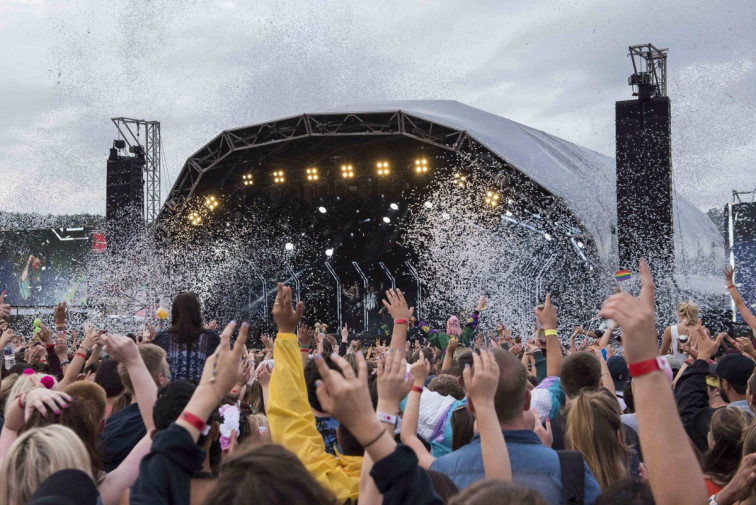 Agua gratis para los asistentes a eventos deportivos y festivales a partir de 2023, promulga el Gobierno​
