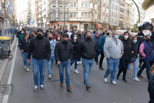 Archivo - Manifestantes participan en una marcha tras la muerte de un trabajador de la refinería de Repsol en A Coruña