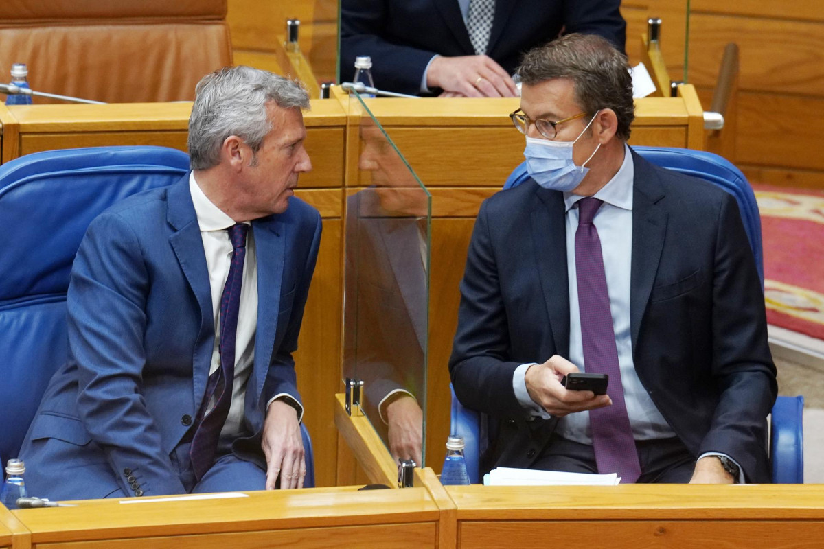Rueda y Feijóo hablan durante la segunda sesión del debate de investidura.