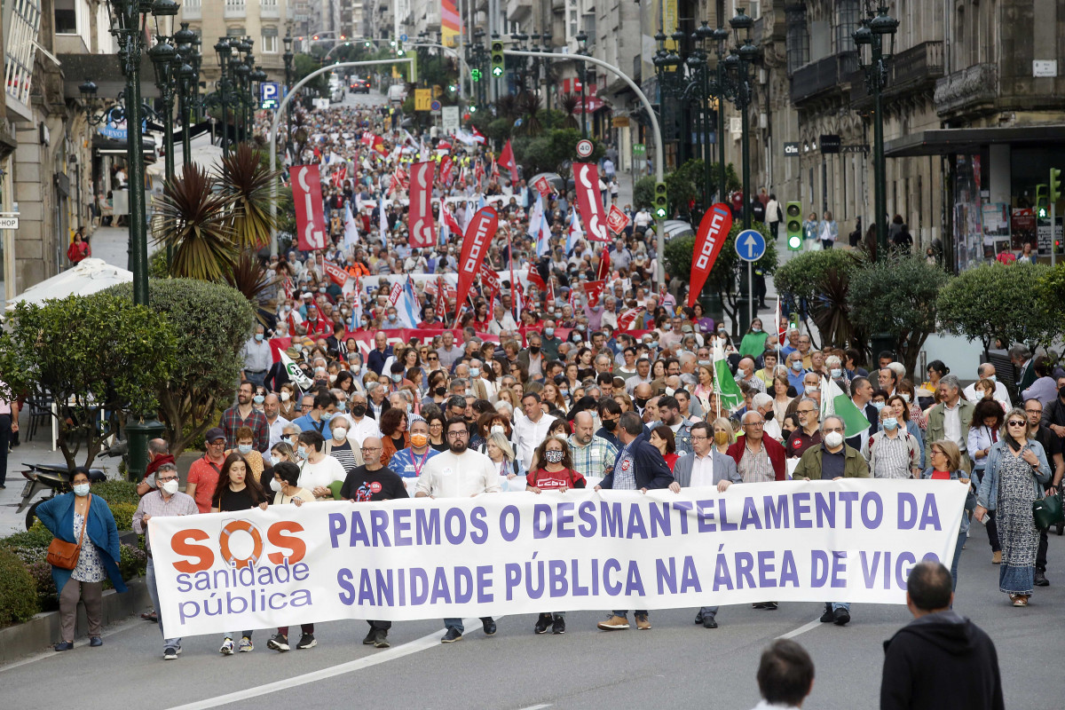 Manifestación celebrada en Vigo en defensa de la sanidad pública, convocada por la Plataforma SOS Sanidade Pública, el 12 de mayo de 2022..