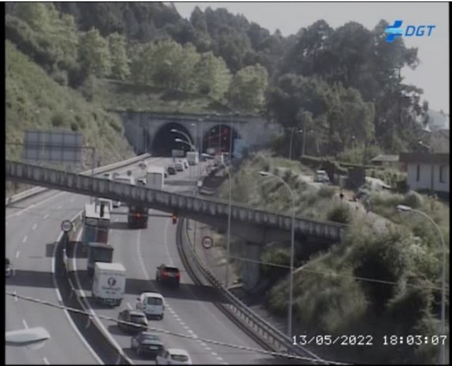 Retenciones tras un accidente registrado a la entrada del túnel de A Madroa, en la AP-9 en Vigo, sentido Tui.