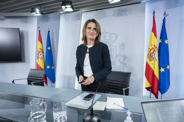 La vicepresidenta tercera y ministra para la Transición Ecológica y el Reto Demográfico, Teresa Ribera, conversa con los medios tras una rueda de prensa posterior al Consejo de Ministros Extraordinario, en La Moncloa, a 13 de mayo de 2022, en Madrid (Espa