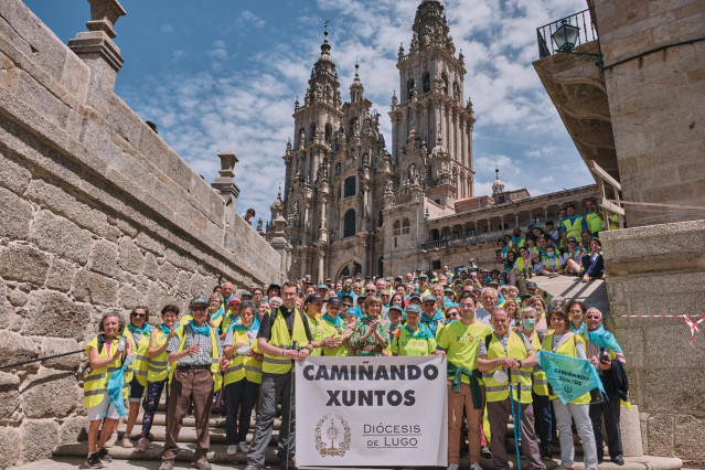 Un grupo de 250 peregrinos de la provincia de Lugo llega al Obradoiro tras completar el Camino de Santiago