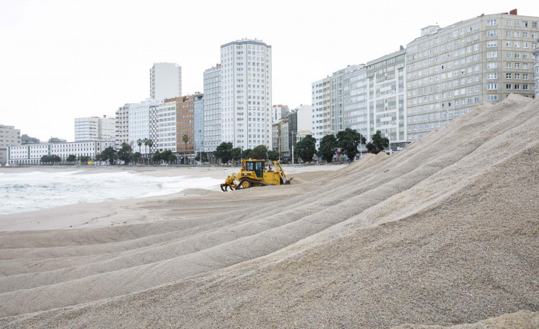 A Coruña comienza los preparativos para recibir a los bañistas en Riazor al retirar la duna de la playa​