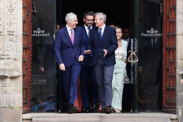 El vicepresidente primero y conselleiro de Economía, Industria e Innovación, Francisco Conde (i) y el presidente de la Xunta de Galicia, Alfonso Rueda (d), a su salida de la toma de posesión de los miembros del Gobierno de Galicia, en el Pazo de Raxoi sed