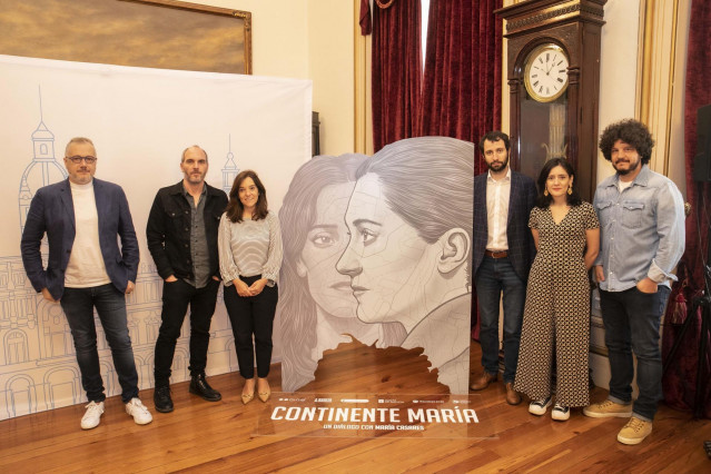 La alcaldesa de A Coruña, Inés Rey, ha presentado 'Continente María', junto a la actriz Melania Cruz; el director, Tito Asorey; el productor, Xosé Antonio Touriñán; y el director del Teatro Rosalía de Castro, Xosé Paulo Rodríguez