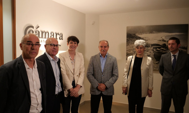La portavoz nacional del BNG, Ana Pontón, junto a miembros de la formación nacionalista, se reúne con empresarios en la Cámara de Comercio de A Coruña