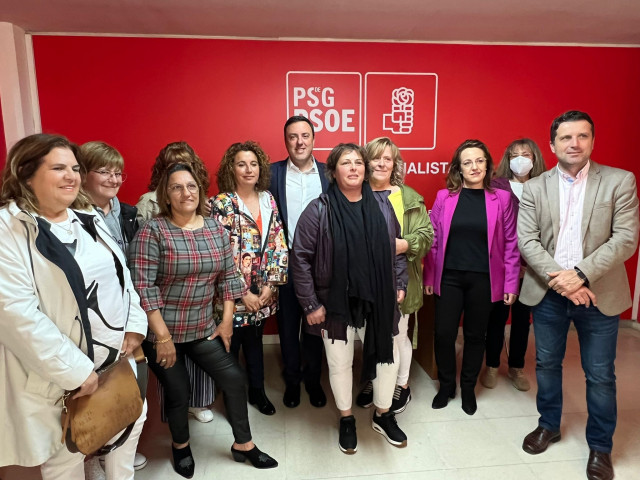 El secretario xeral del PSdeG, Valentín González Formoso, ha mantenido un encuentro con la Asociación de Mulleres Saladas y con mariscadoras de las localidades coruñesas de Muros, Noia y Boiro