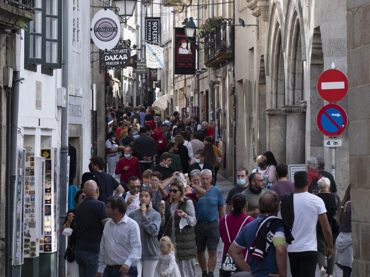 Archivo - Varias personas caminan por la calle del Franco, a 9 de octubre de 2021, en Santiago de Compostela, A Coruña, Galicia (España). Galicia amplía desde este sábado el aforo en interiores, a