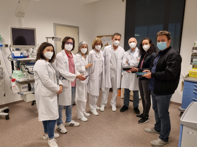 Miembros de la Unidad de Enfermedad Inflamatoria Intestinal del hospital Álvaro Cunqueiro de Vigo, junto a los investigadores de atlanTTic, Rebeca Díaz y Manuel Caeiro.