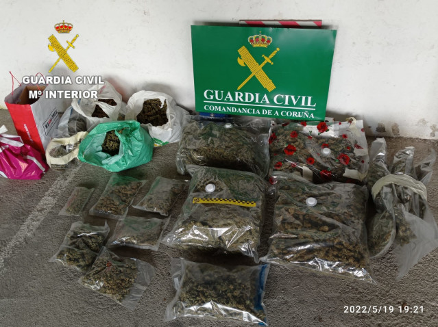 Marihuana intervenida por la Guardia Civil al acudir por el incendio de una vivienda en Rianxo.