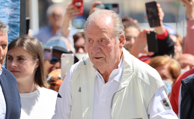 Juan Carlos I en Sanxenxo: vítores del público (vídeo), aplausos del PP y críticas de la izquierda y de los nacionalistas, que convocan una protesta