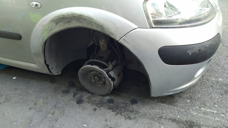 ​Investigan a un joven de 21 años de Oleiros que circuló 10 kilómetros borracho y sin una rueda delantera