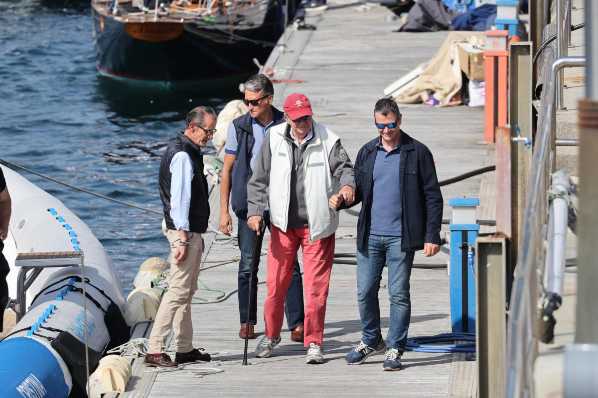 El Rey Juan Carlos desembarca con ayuda tras disfrutar de la 3ª Regata del IV Circuito Copa de España 2022 clase 6m de vela, a 20 de mayo de 2022, en Sanxenxo, Pontevedra, Galicia (España).