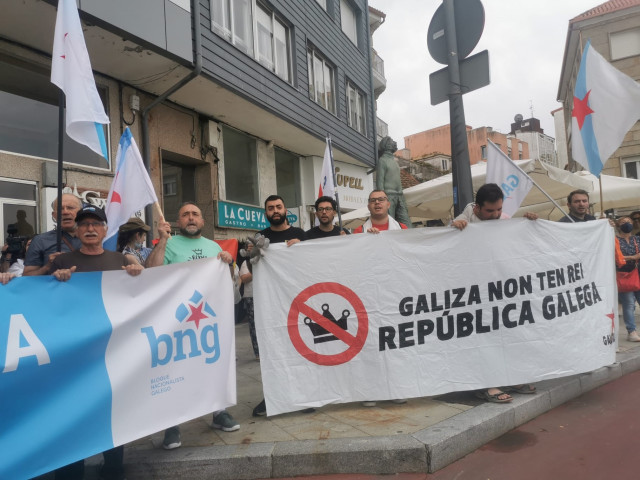 Manifestación del BNG y Galiza Nova contra la presencia del rey emérito en Sanxenxo (Pontevedra).