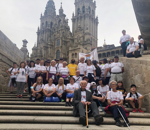 La directora general de Turismo, Nava Castro, con el grupo de 120 valgueses en su llegada a la Praza do Obradoiro tras finalizar la última etapa del Camino Portugués de Santiago.